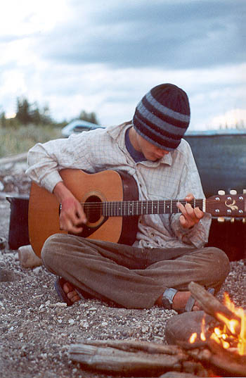http://www.paddlefoot.ca/trip_photos/2002_photos/Jbe/images/guitar player harricana.jpg